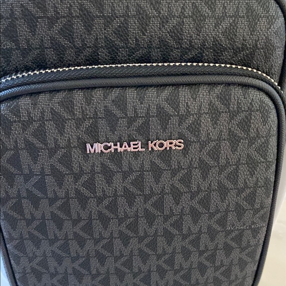 NWT Michael Kors Jet Set Travel Medium Logo
Crossbody Bag - Picture 9 of 10